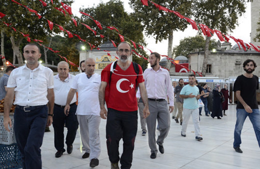 Darbeyi protesto için Ankara'ya yürüyor