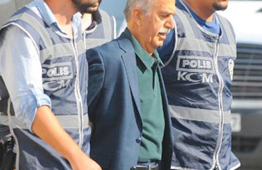 FETÖ'den tutuklanan valinin boynundaki Arapça notun sırrı çözüldü