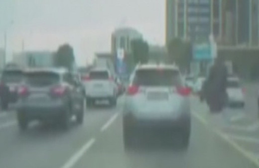 Deve kuşuyla trafiğe çıktı!