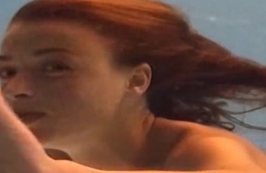 Havuzda çıplak kızı görünce ne yapacaklarını şaşırdılar!