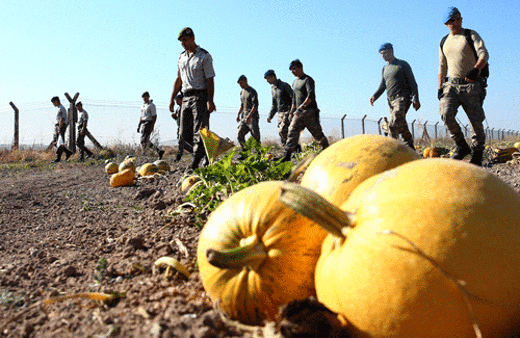 Darbeci askerler malzemelerini tarlada bırakıp kaçtı