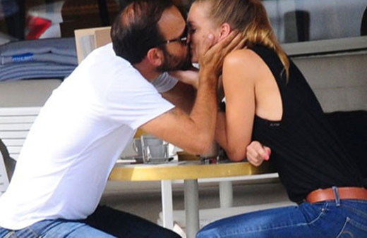 Ünlü oyuncu fena yakalandı! Öpmelere doyamadı