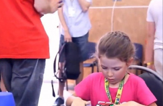 6 yaşında ama Rubik küpünü 41 saniyede çözdü!