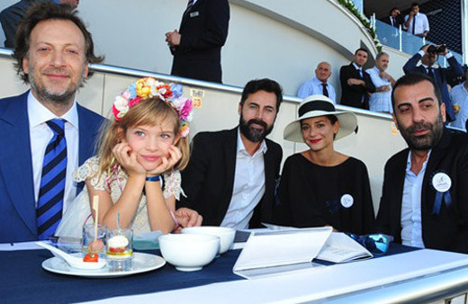 Tuba Ünsal ve Mirgün Cabas çocukları ile...