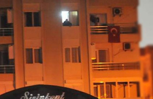 İzmir bir kişi çocuğu ve eşini rehin aldı