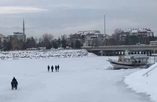 Beyşehir gölü buz tuttu vatandaşlar üzerinde geziyor