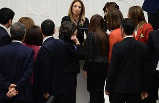 Aylin Nazlıaka, kendini Meclis kürsüsüne kelepçeledi