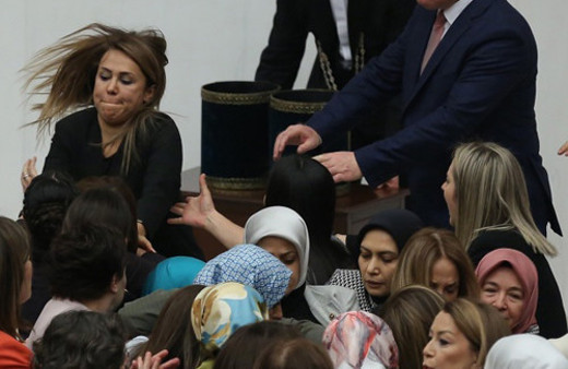 Meclis fena karıştı! Kadın vekiller birbirine girdi