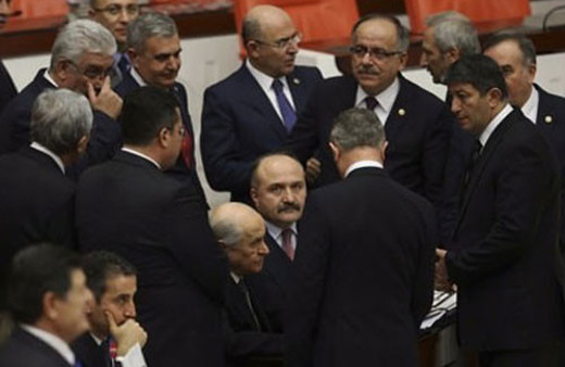 Bahçeli'nin etrafında etten duvar ördüler