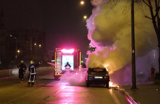 Önce kaza yaptı sonra otomobilini yaktı