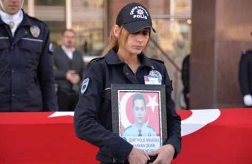 Şehit eşinin çifte acısı hem eşiydi hemde...