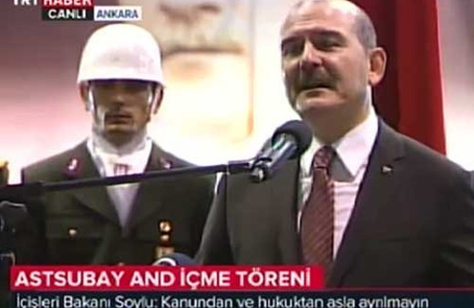 Bakan Soylu konuşurken arkasındaki asker böyle bayıldı