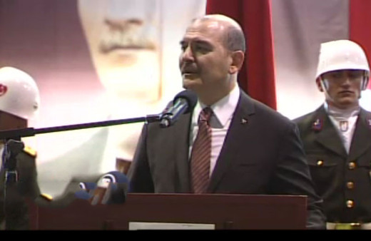 Süleyman Soylu konuşurken arkasındaki asker bayıldı!