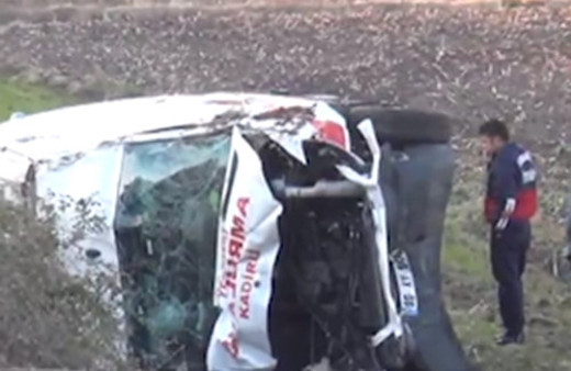 Ambulansla otomobil çarpıştı: 5 ölü, 2 yaralı
