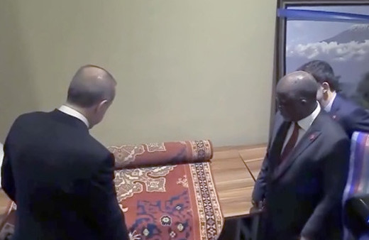 Tanzanya lideri Uşak halısına hayran kaldı