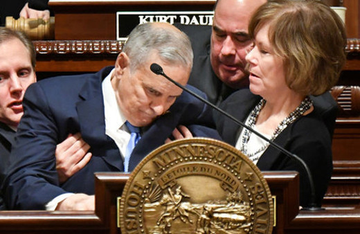 Vali konuşurken kürsüye yığıldı kaldı