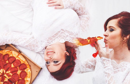 Pizzayla evlendi düğün yaptı pizzaya papyon taktı!