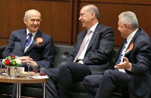 AK Parti kitapçığında Bahçeli sürprizi