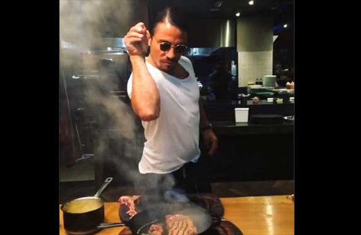 Nusret yine 'yok artık' dedirtti! Ete öpücük atıp...