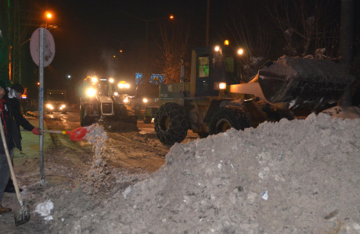 Yüksekova'da polisin karla mücadelesi