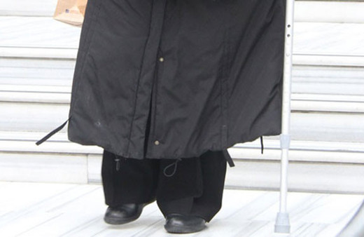 Ünlü oyuncu hastanelik oldu! Elinde bastonla...