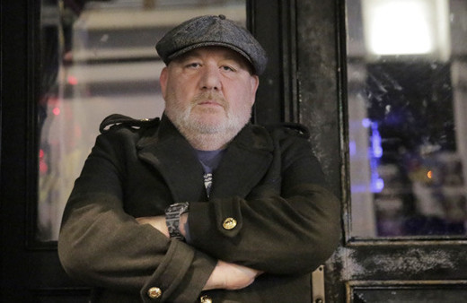 Bir kasa kolaya sırtını ayıya çiğnetmiş