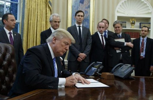 Donald Trump dediğini yaptı uçağa alınmadılar 