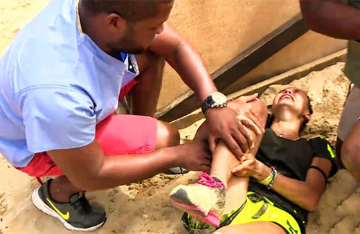 Survivor yarışmacısı acı içinde yerde kaldı: Doktor müdahale etti!