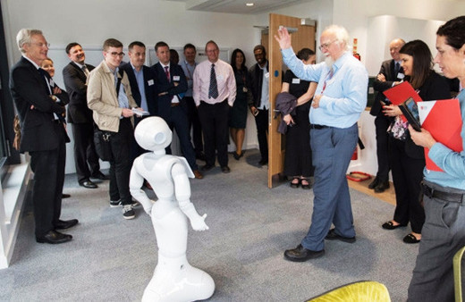 Robotlar bunada el attı yaşlı bakız hizmeti verecekler