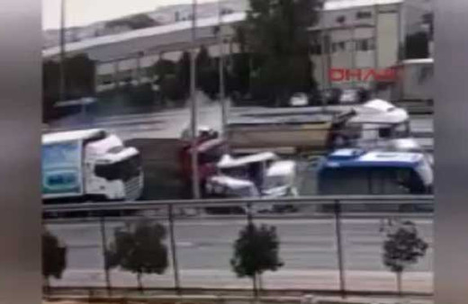 Koca araç kağıt gibi katlandı! Korkunç kaza kamerada