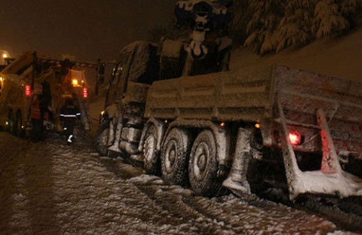 TEM son dakika kaza yol trafiğe kapandı