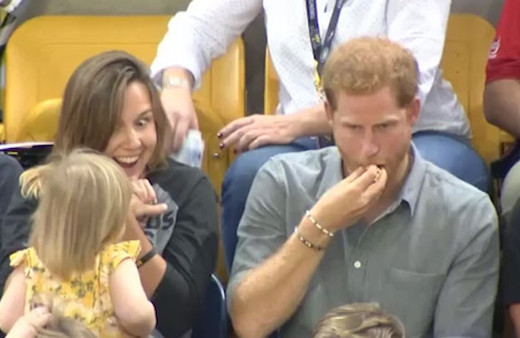 Prensin mısırını aşıran ufaklık