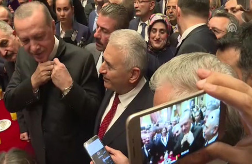 Resepsiyonda o an: 'Bayrak değişimi'