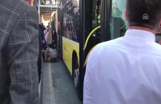 Metrobüs yayaya çarptı!