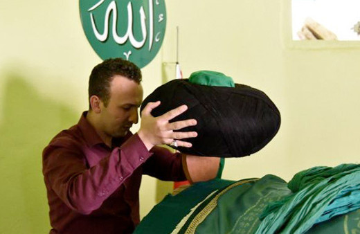 Türbe sandukası yazı tahtasına döndü