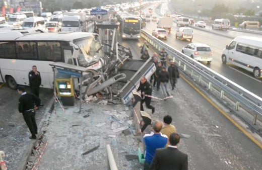 Küçükçekmece'de servis aracı metrobüs durağına çarptı