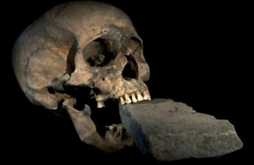 Bu kafataslarının sırrı ne ağızlarında kocaman taşlarla bulundular