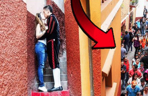 Bu merdivende öpüşmek için çiftler sıraya giriyor