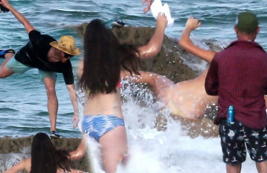 Ünlü modelin zor anları! Çıplak poz verirken denize düştü