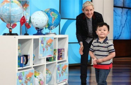 Ülkeleri şekilleri ve bayraklarından tanıyan çocuk