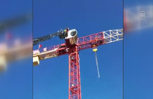 Vinçte kalp krizi geçiren operatörü itfaiye kurtardı