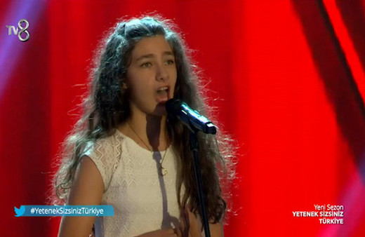 Muhteşem sesiyle tüyleri diken diken etti