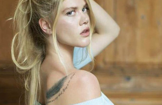 Üstsüz poz akımına o da katıldı