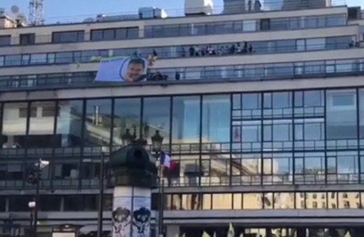 PKK'lılar Paris'te terör örgütü elebaşının posterini astı