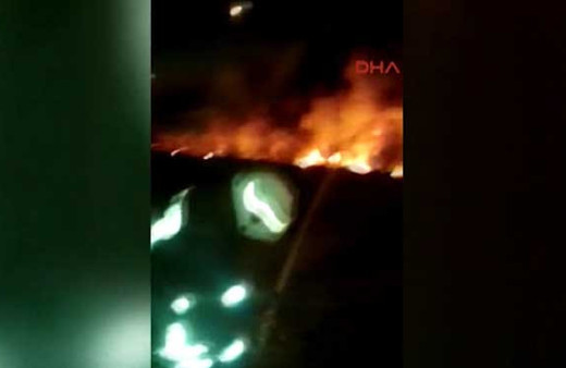 Devrilen asfalt yüklü tır alev aldı...O anlar kamerada