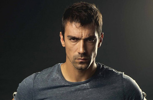 Siyah Beyaz Aşk İbrahim Çelikkol'un eşine bakın Fahriye Evcen'in kopyası