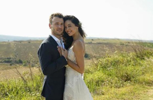 Azra Akın gelinliğini parçaladı!