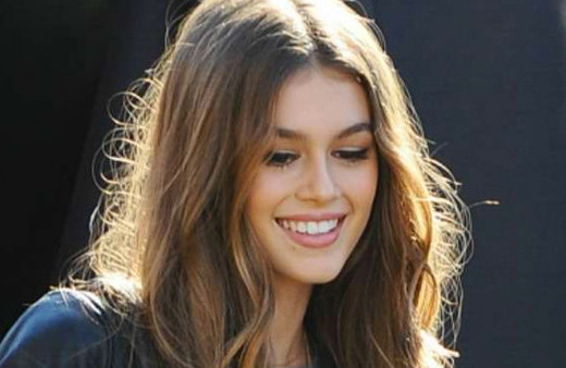 Cindy Crawford'un kızı Paris moda haftasında fırtına gibi esti