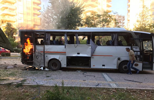 Polis aracının geçişi sırasında patlama!