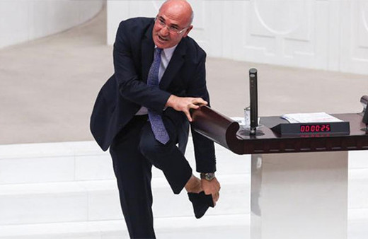 CHP'li Mahmut Tanal, Meclis'te çorabını çıkardı!